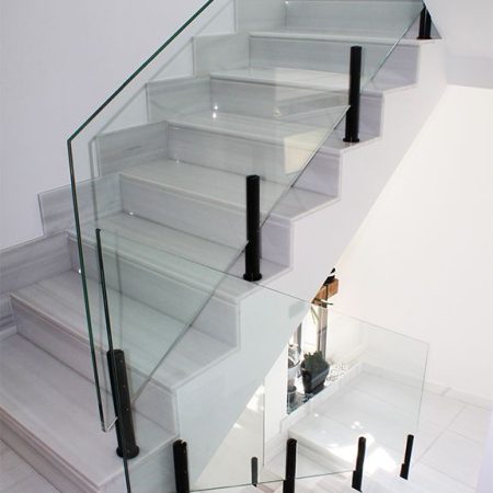 Barandillas de vidrio templado con soportes de diseño fabricados a medida_